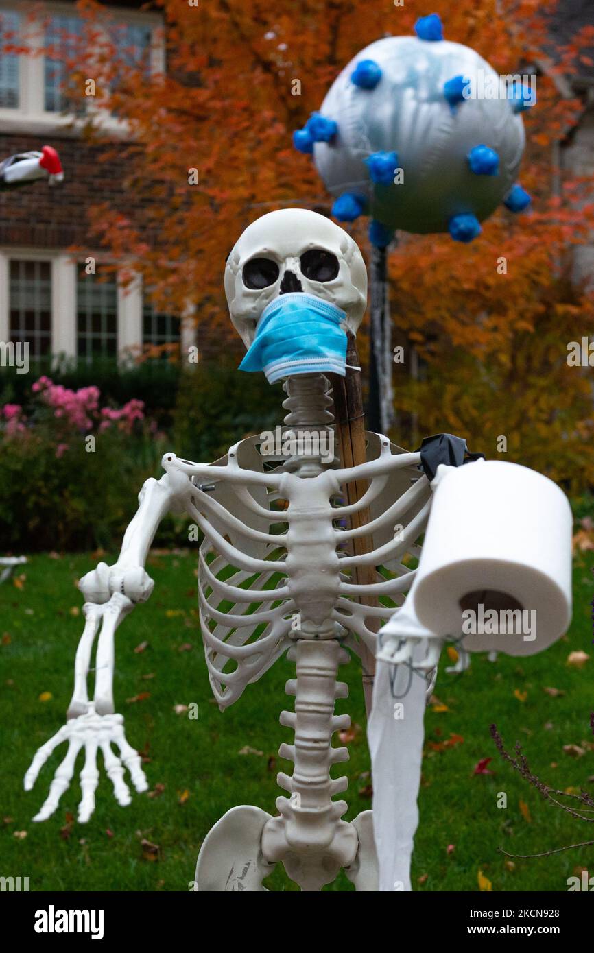Toronto, ON, Canada – October 25, 2020: skeleton wears a face mask at front side of house as Halloween decoration in Toronto. (Photo by Anatoliy Cherkasov/NurPhoto) Stock Photo