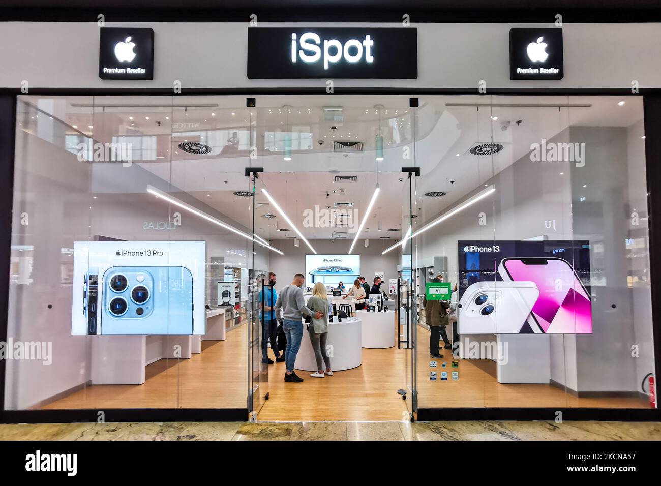 Iphone advertisement apple store shopping hi-res stock photography and  images - Alamy