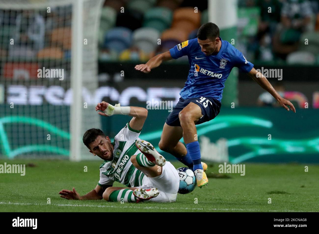 Paulinho of Sporting CP (L) vies with Fabio China of CS Maritimo during the Portuguese League football match between Sporting CP and CS Maritimo at Jose Alvalade stadium in Lisbon, Portugal on September 24, 2021. (Photo by Pedro FiÃºza/NurPhoto) Stock Photo