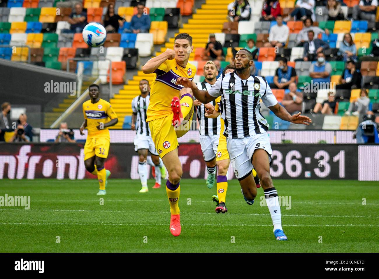 Nikola Milenkovic (Fiorentina) carries the ball hindered by Norberto Bercique Gomes Betuncal (Udinese) during the Italian football Serie A match Udinese Calcio vs ACF Fiorentina on settembre 26, 2021 at the Friuli - Dacia Arena stadium in Udine, Italia (Photo by Ettore Griffoni/LiveMedia/NurPhoto) Stock Photo