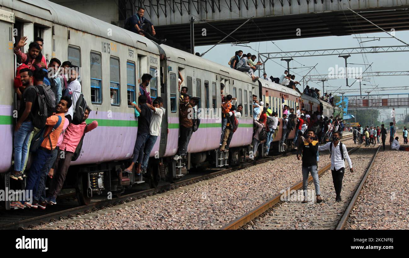 People travel in an overcrowded passenger train as it leaves a railway station amidst the spread of the coronavirus disease (COVID-19), at Ghaziabad in the northern state of Uttar Pradesh, India on September 21, 2021. (Photo by Mayank Makhija/NurPhoto) Stock Photo