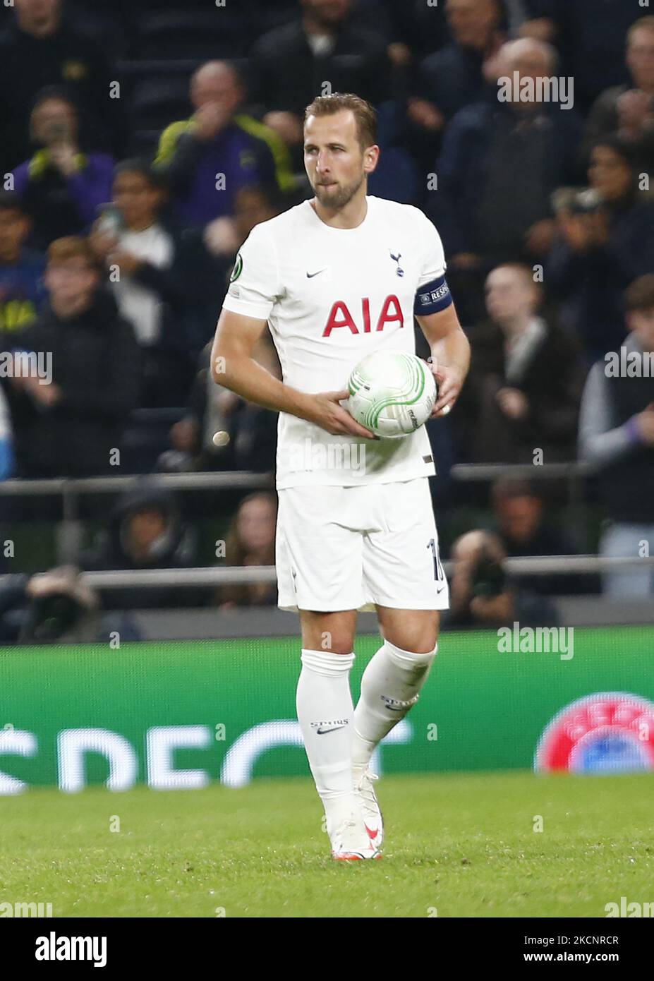 Tottenham Hotspur's Harry Kane with hat trick ball during Europa Conference League Group G between Tottenham Hotspur and Nogometna sola Mura at Tottenham Hotspur stadium , London, England on 30th September 2021 (Photo by Action Foto Sport/NurPhoto) Stock Photo