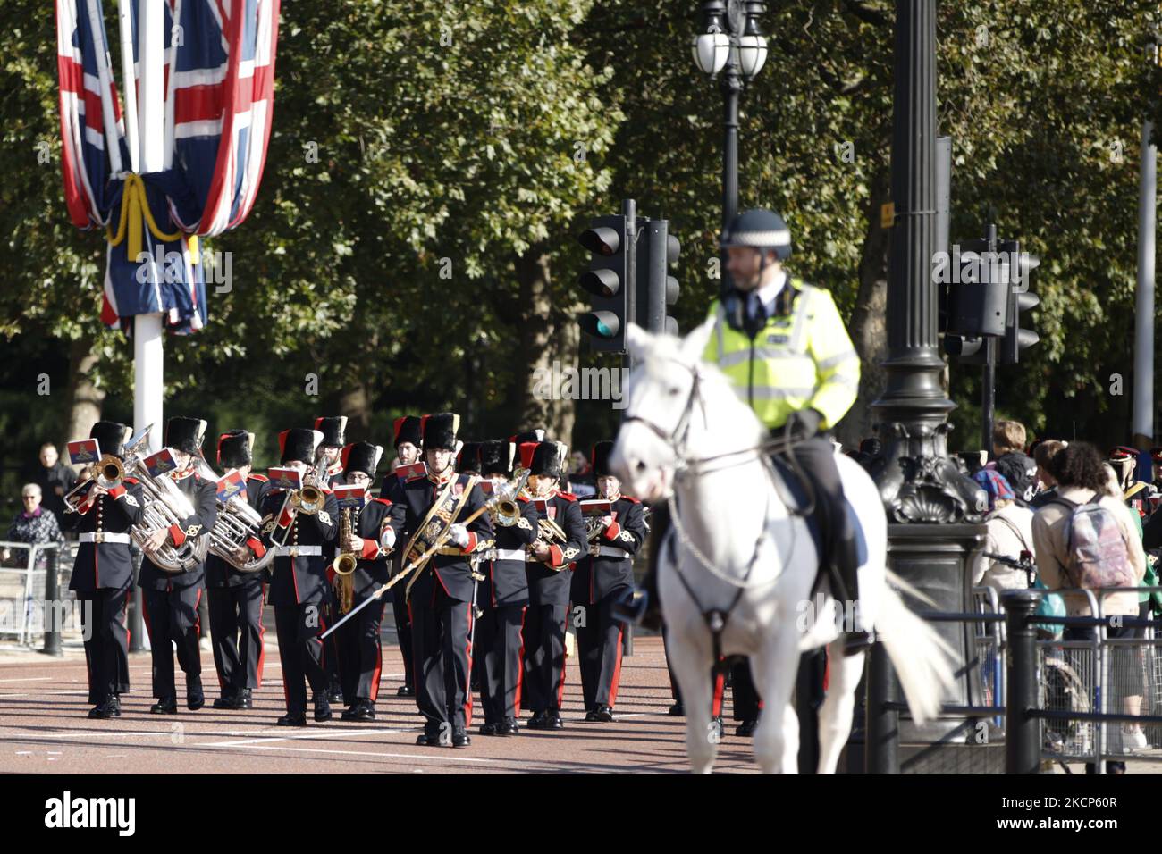 Band members of the Royal Regiment of Canadian Artillery march along the Mall from St James's Palace to Buckingham Palace during their first Changing of the Guard 'dismount' from duty in London, England, on October 6, 2021. Ninety Canadian personnel are carrying out Queen's Guard duties at the four residences of the Royal Family in London (Buckingham Palace, St James's Palace, Windsor Castle and the Tower of London) from October 4-22. For the mount and dismount ceremonies, which take place several times throughout the period, the Queen’s Guard troops are accompanied by the 36-person Royal Cana Stock Photo