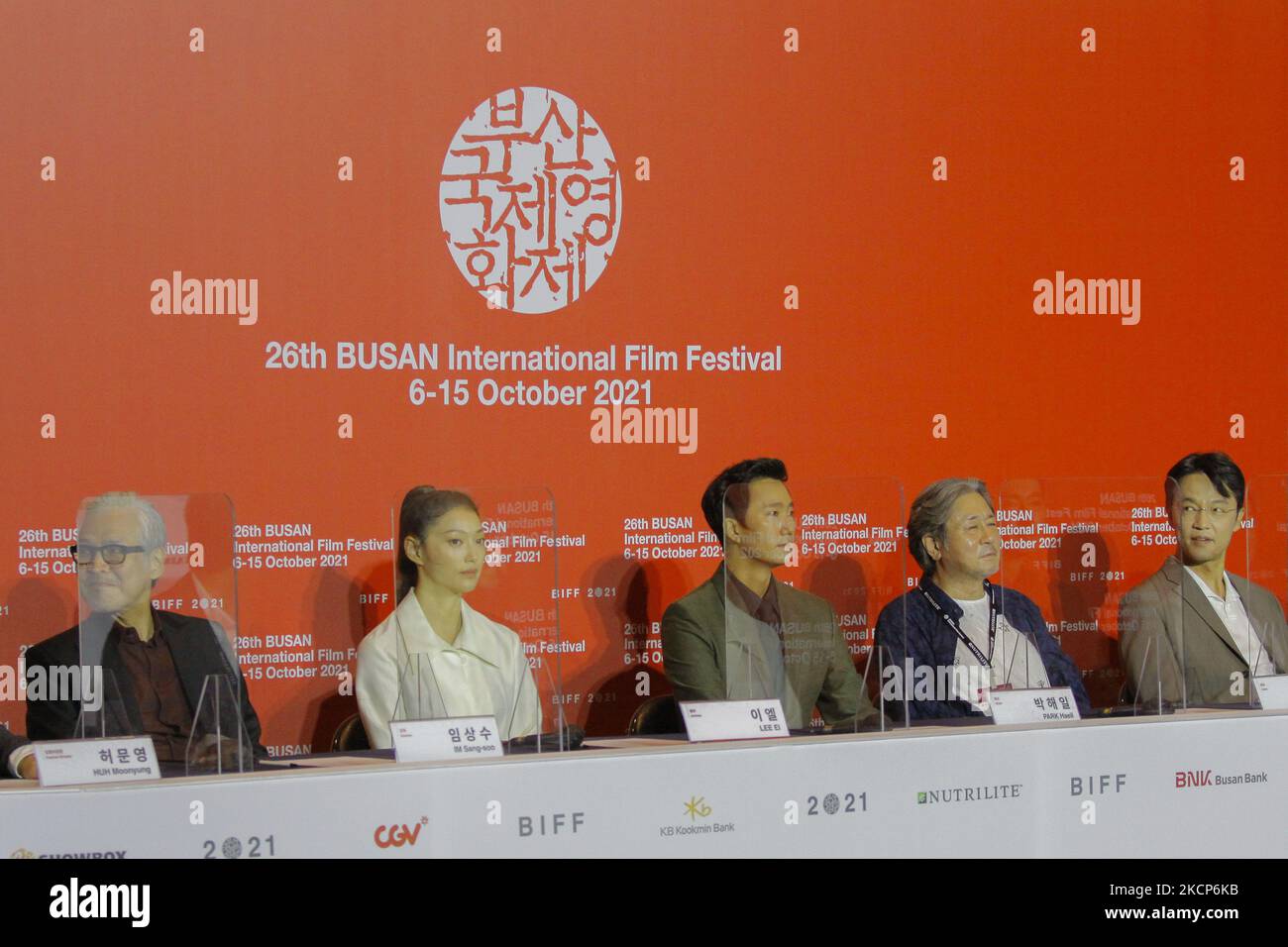 From Left Director Im Sang Su Actress Lee El Actor Park Hae Il Actor From Left Director Im Sang Su Actress Lee El Actor Park Hae Il Actor Choi Min Sik Actor Cho Han Cheul Actor Im Seong Je Attend Reporters Question And Answer During The 26th Busan Film Festival Opening Film Event At Busan Cinema Center On October 06 2021 In Busan South Korea Photo By Seung Il Ryunurphoto 2KCP6KB 