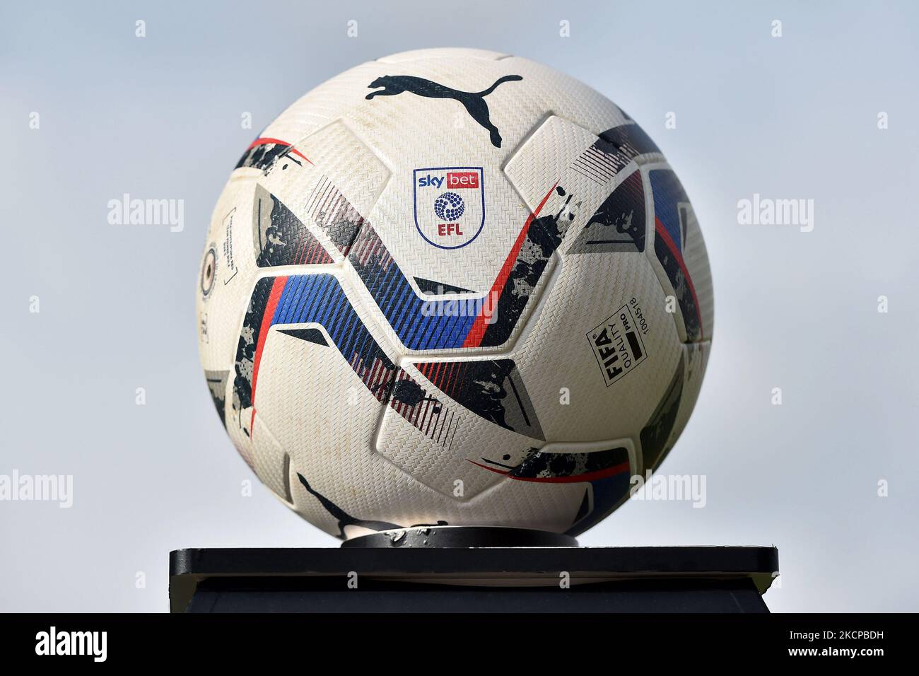 Puma efl match ball hi-res stock photography and images - Alamy
