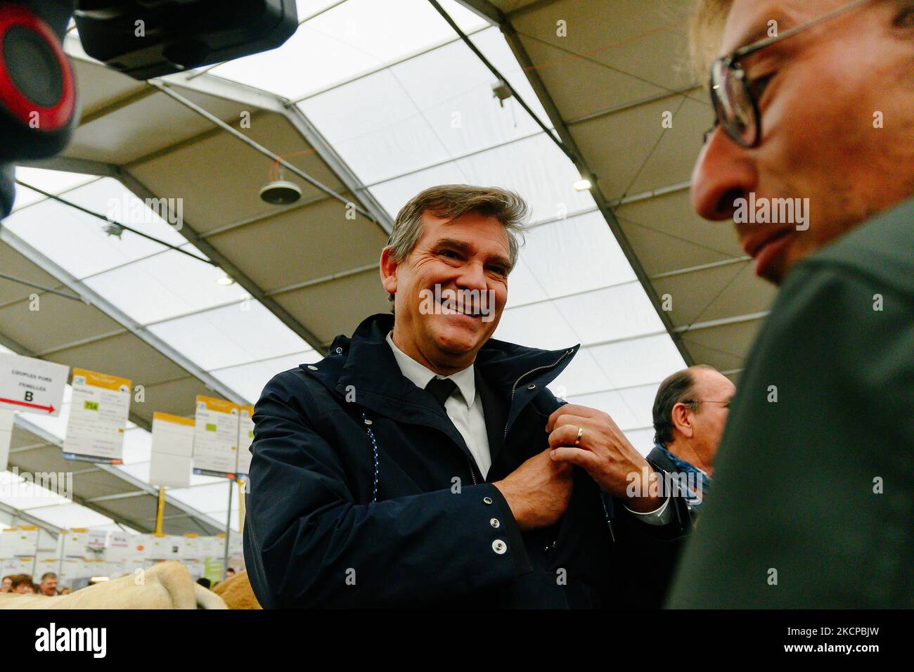 2021-10-06, France. Arnaud Montebourg, former Minister of Economy and candidate for the 2022 presidential election speaks with a journalist, at the 30th Sommet de l Elevage (livestock summit) in Cournon d Auvergne, near Clermont Ferrand. (Photo by Adrien Fillon/NurPhoto) Stock Photo