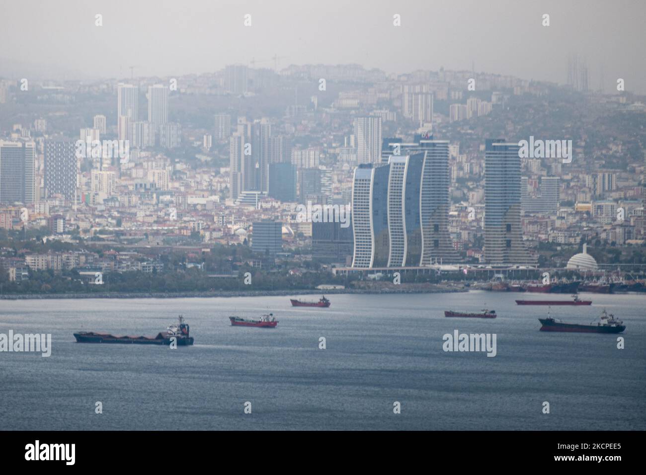 Ships on sea of marmara 2021 hi-res stock photography and images - Alamy