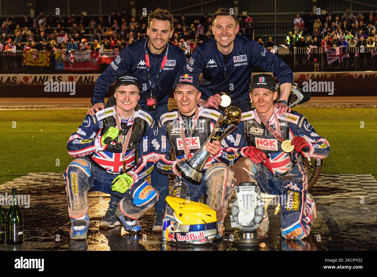 Great Britain - Speedway of Nations Champions: (Rear l-r) Ollie Allen and Simon Stead (joint managers),(Kneeling l-r): Tom Brennan , Robert Lambert, Dan Bewley during the Monster Energy FIM Speedway of Nations at the National Speedway Stadium, Manchester on Sunday 17th October 2021. (Photo by Ian Charles/MI News/NurPhoto) Stock Photo