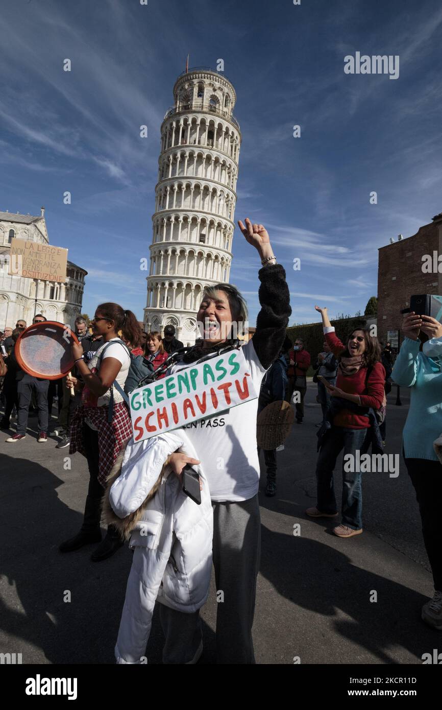 Opponents of Italy's Green pass gathered in Miracle Square during the visit of President Sergio Mattarella in Pisa, Italy, on October 18, 2021. While president Sergio Mattarella visited Pisa for the academic year inauguration of the University of Pisa approximately two hundred anti-vaccine activists gathered under the famous leaning tower to contest the Green Pass, the Italian health pass that requires workers to have government-issued proof of vaccination. Protests from the anti-vax sparked around the country’s major cities. (Photo by Enrico Mattia Del Punta/NurPhoto) Stock Photo