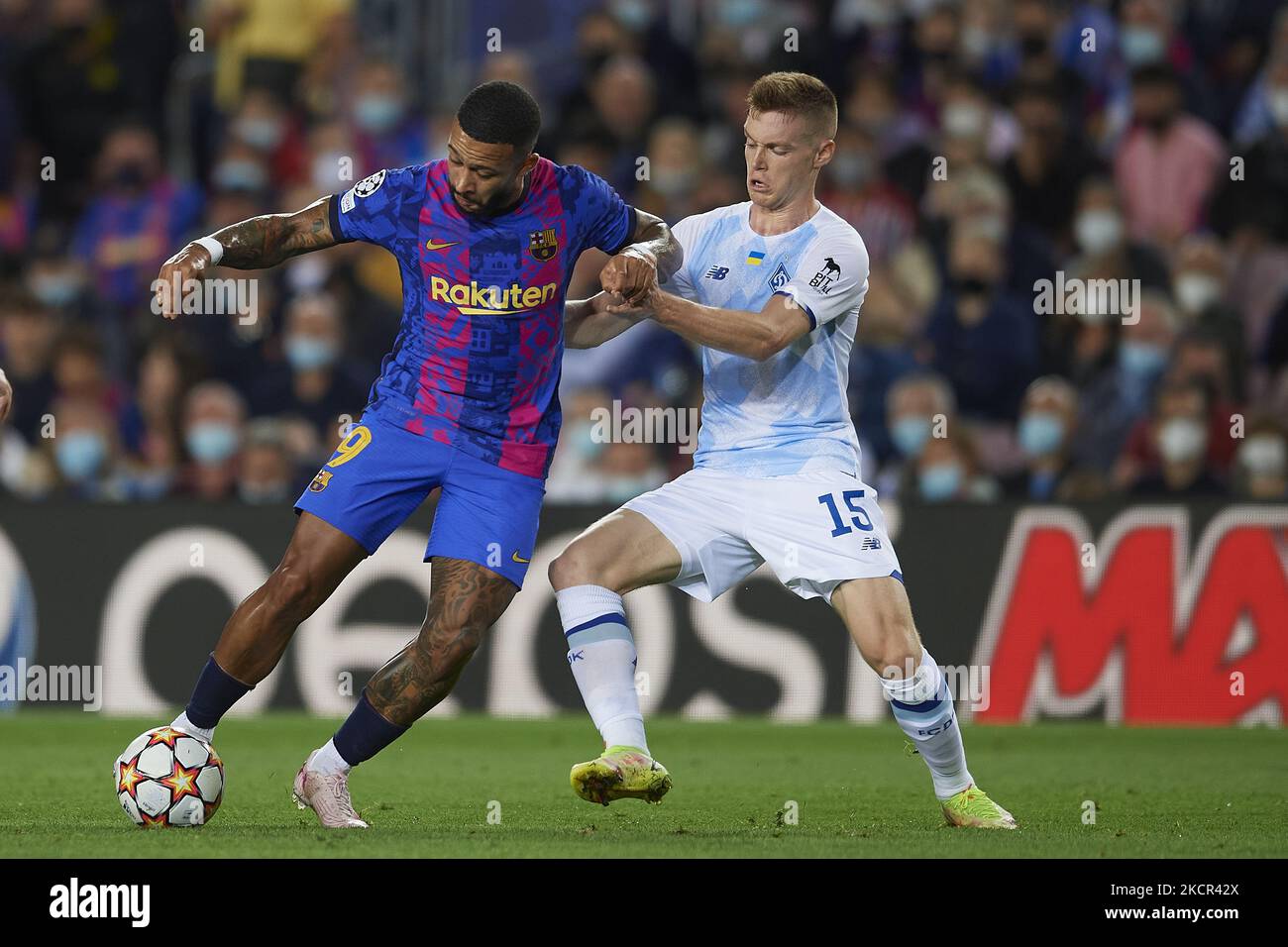 Memphis Depay of Barcelona and Viktor Tsygankov of Dinamo Kiev compete for the ball during the UEFA Champions League group E match between FC Barcelona and Dinamo Kiev at Camp Nou on October 20, 2021 in Barcelona, Spain. (Photo by Jose Breton/Pics Action/NurPhoto) Stock Photo