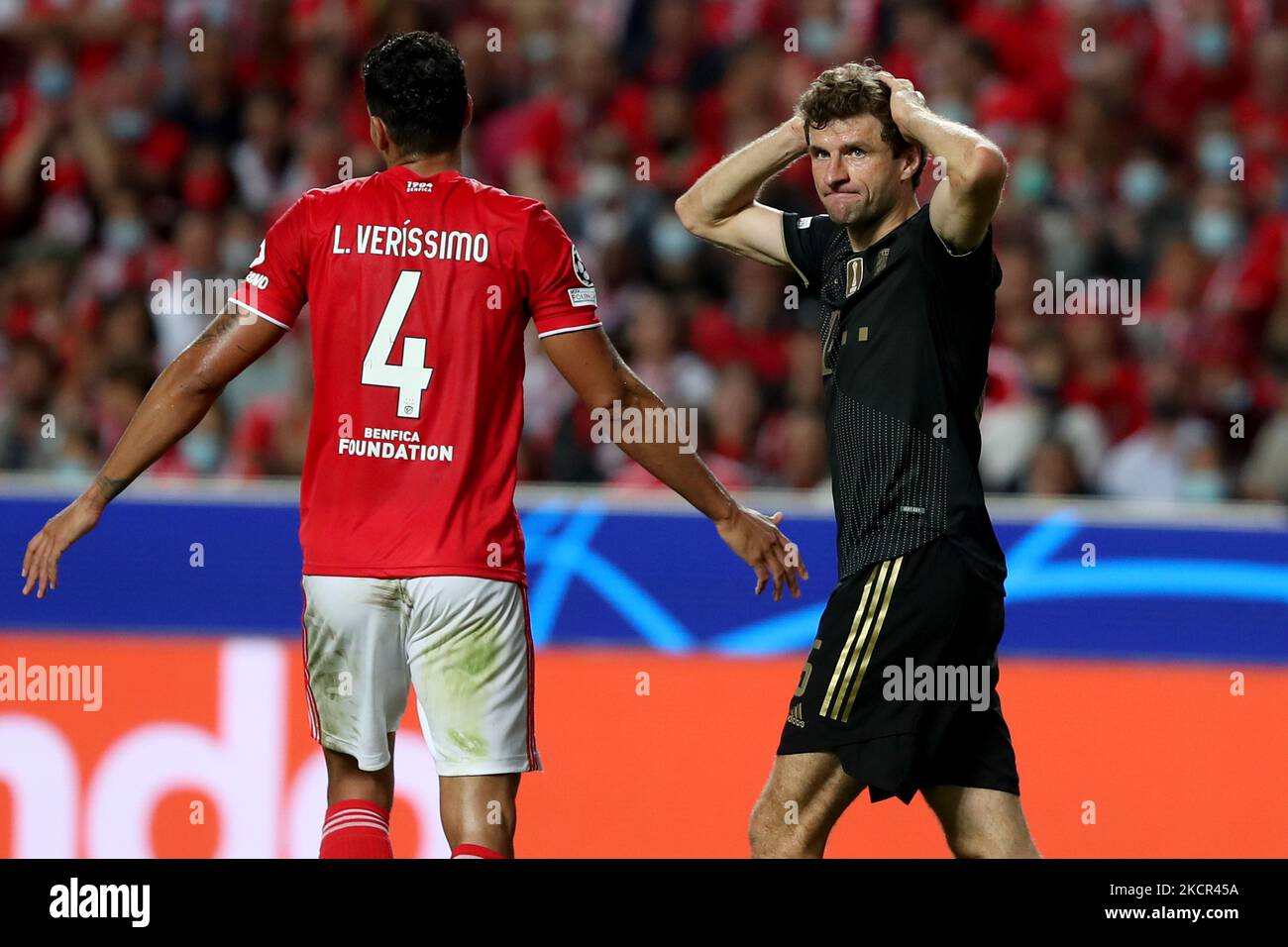 Thomas Muller of Bayern Muenchen (R ) reacts during the UEFA Champions League group E football match between SL Benfica and FC Bayern Muenchen at the Luz stadium in Lisbon, Portugal on October 20, 2021. (Photo by Pedro FiÃºza/NurPhoto) Stock Photo