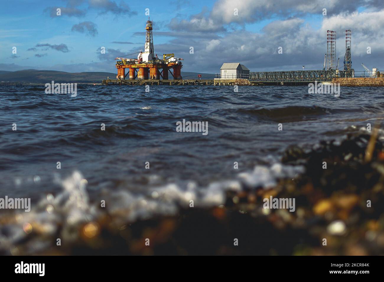 Disused oil rig hires stock photography and images Alamy