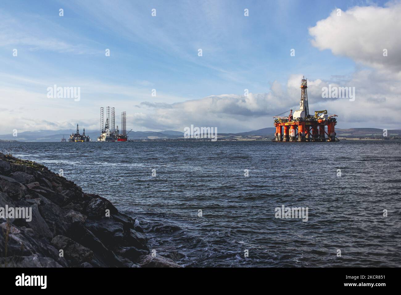Oil drilling rigs out in the ocean hi-res stock photography and images ...