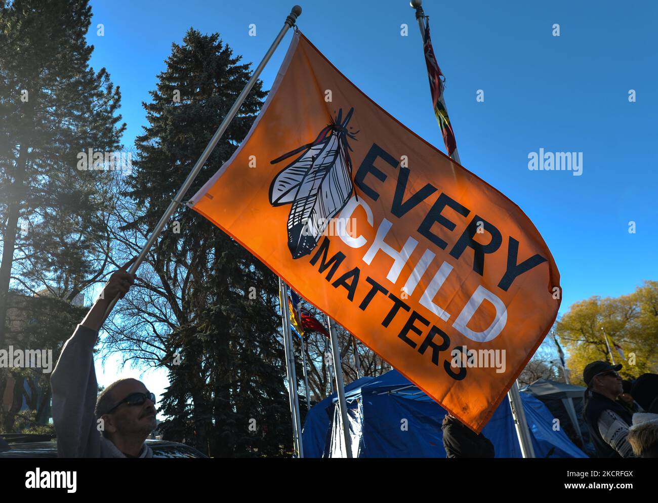 A man holds a flag with inscription 'Every Child Matters'. Hundreds of Albertans gathered during 'Standing Together Against Mandatory Vaccines' protest against forced vaccine mandates at the Alberta Legislative Grounds, joining a 'sit-in' camp by members of the First Nations and their supporters who protest since the beginnin of October, to raise awareness of issues facing First Nations communities in Canada. On Sunday, 24 August 2021, in Alberta Legislature Grounds, Edmonton, Alberta, Canada. (Photo by Artur Widak/NurPhoto) Stock Photo