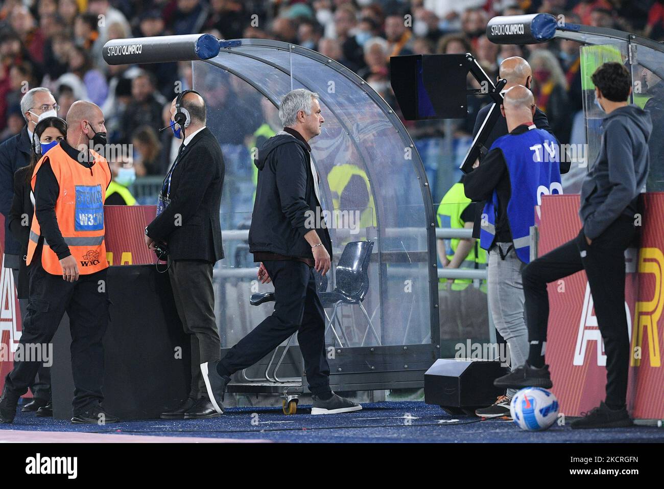 Jose’ Mourinho manager of AS Roma leaves the pitch receiving a red card during the Serie A match between AS Roma and SSC Napoli Calcio at Stadio Olimpico, Rome, Italy on 24 October 2021. (Photo by Giuseppe Maffia/NurPhoto) Stock Photo