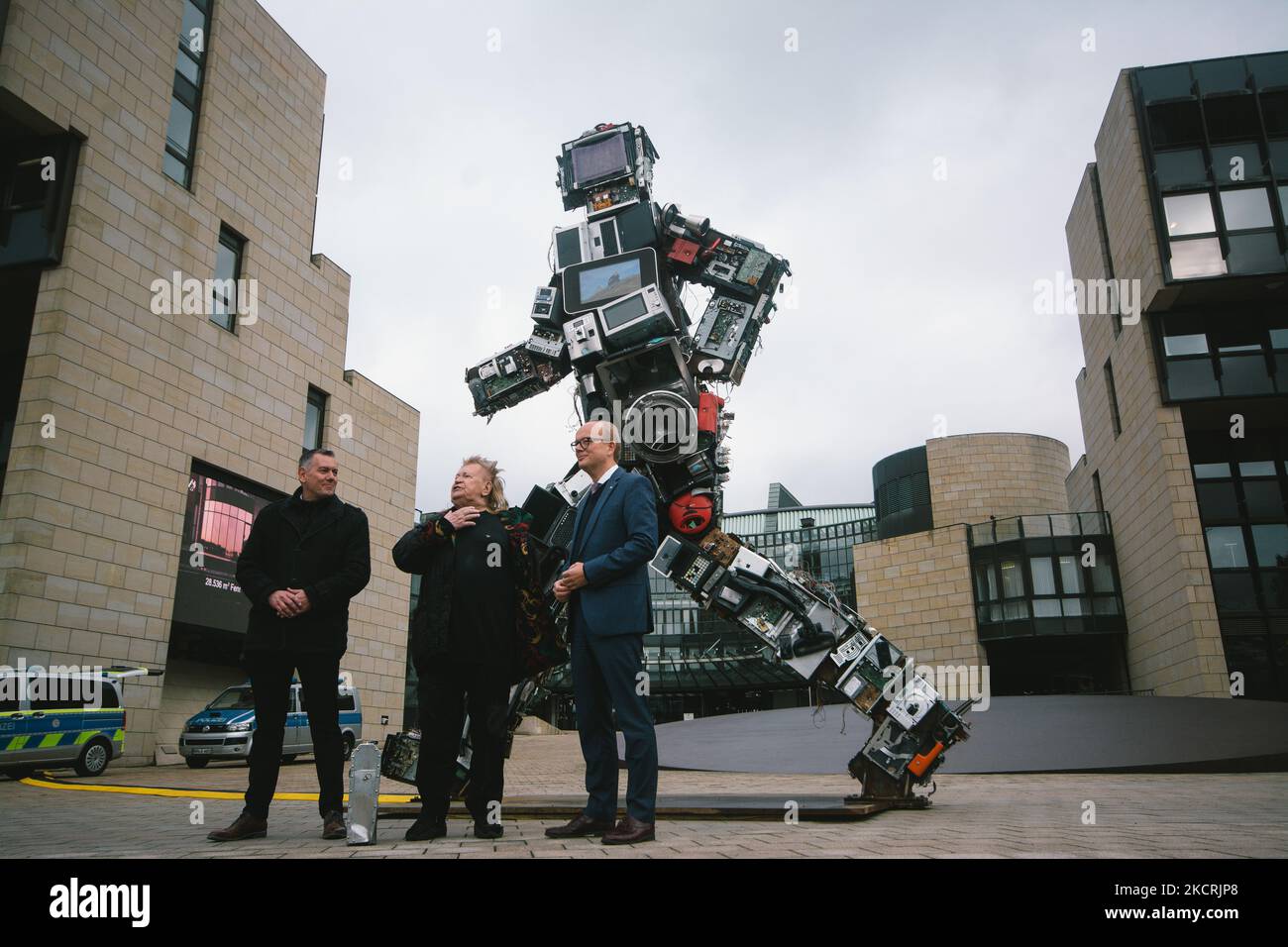Artist HA schult, NRW state president André Kuper and director of wertgarantie Thilo Dröge attend 'Wertgigant', ' valuable Giant' installation in front of state Parlament in Duesseldorf, Germany on Oct 26, 2021 new art installation 'Wertgigant', ' valuable Giant', in front of state Parlament in Duesseldorf, Germany on Oct 26, 2021 (Photo by Ying Tang/NurPhoto) Stock Photo
