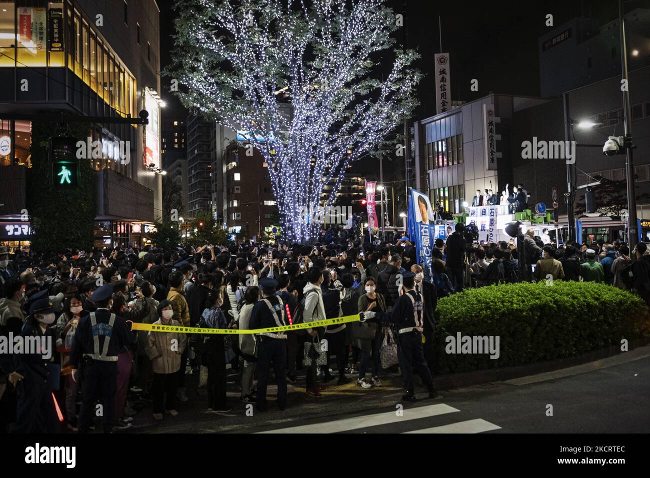 People rush to listen a stump speech of Fumio Kishida, Prime Minister, in Tokyo, 30 Oct. (Photo by Yusuke Harada/NurPhoto) Stock Photo