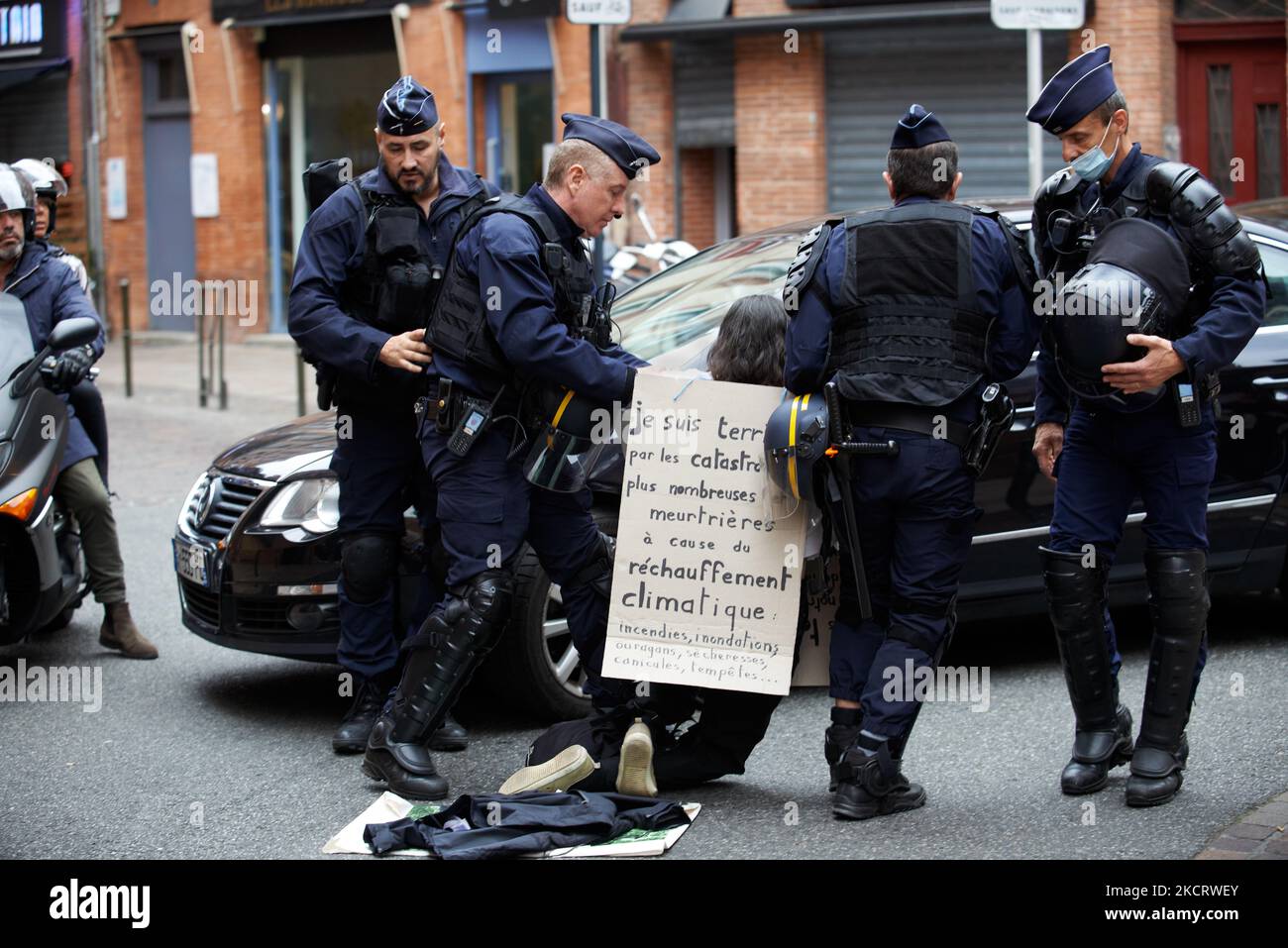 Riot police gases hi-res stock photography and images - Alamy