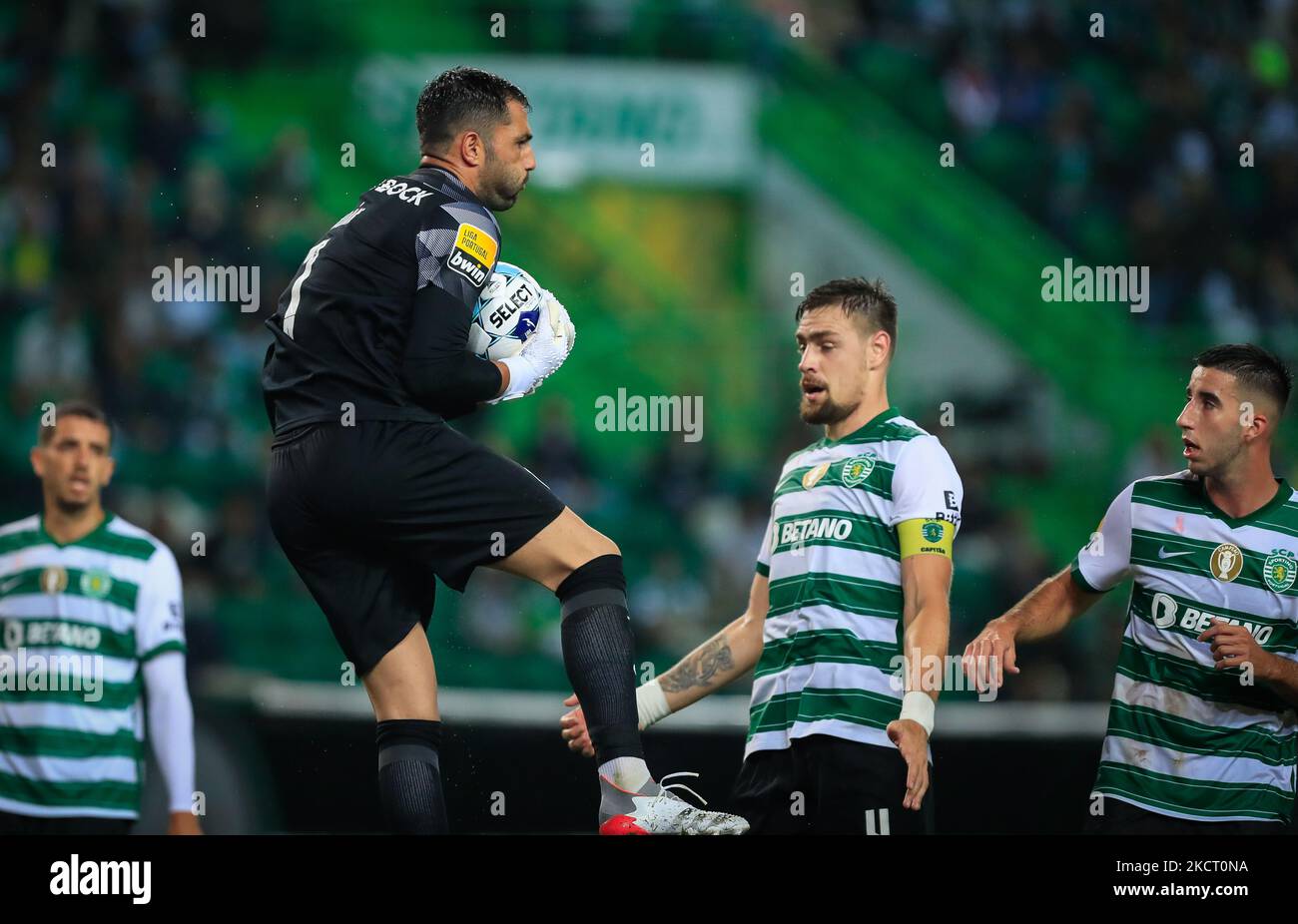 Antonio Adan of Sporting CP during the Liga Portugal Bwin match between Sporting CP and Vitoria SC at Estadio Jose Alvalade on October 30, 2021 in Lisbon, Portugal. (Photo by Paulo Nascimento/NurPhoto) Stock Photo