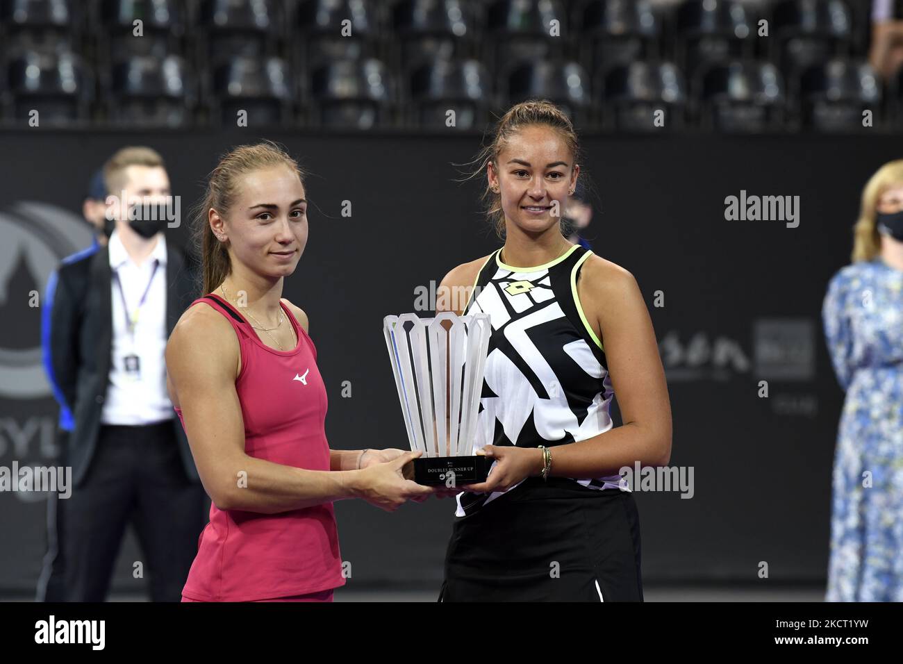 Lesley Pattinama Kerkhove and Aleksandra Krunic receiving their trophy