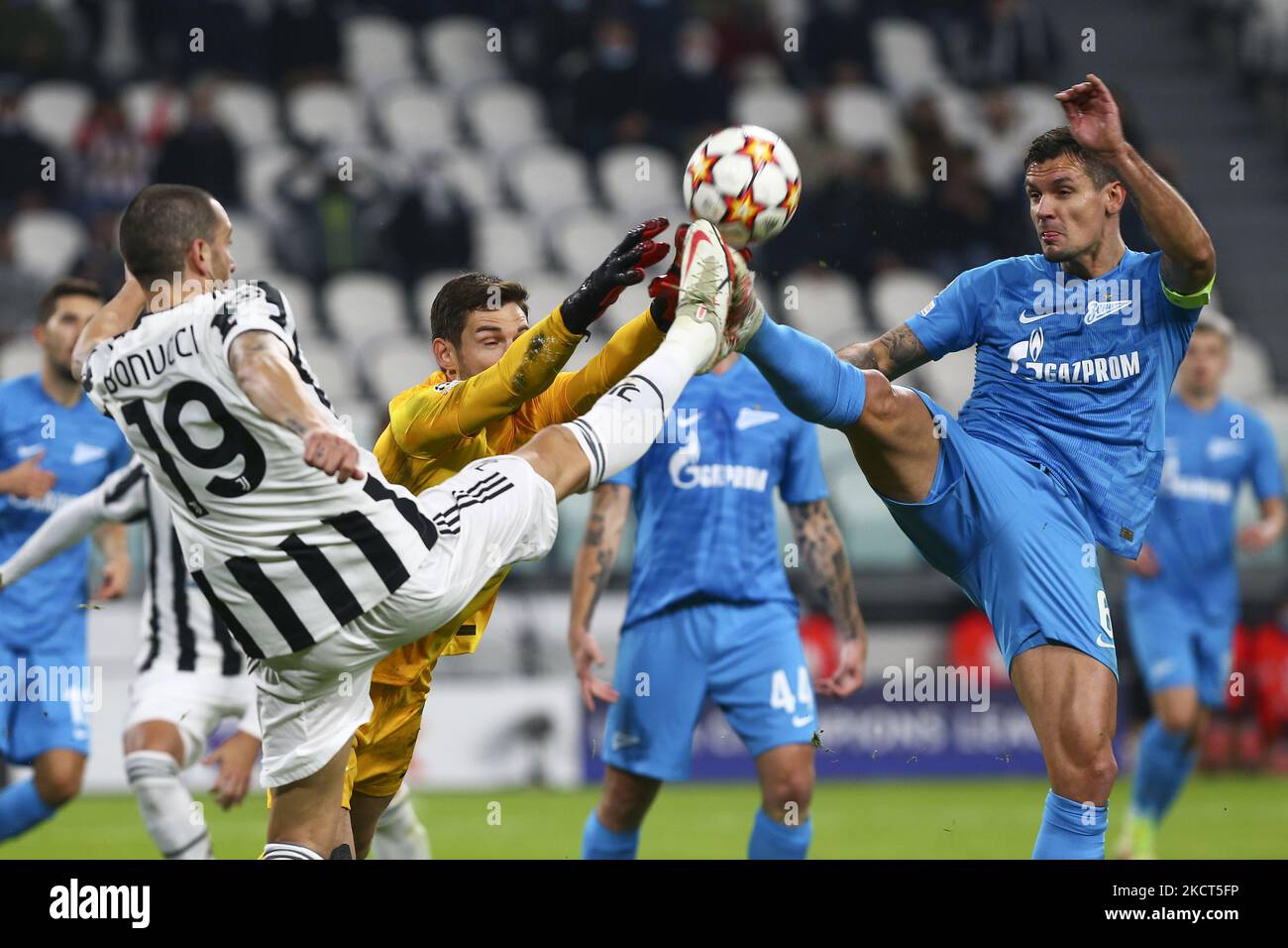 Florence, Italy. 21st May, 2022. Leonardo Bonucci of Juventus FC and  Krzysztof Piatek of ACF Fiorentina compete for the ball during the Serie A  2021/2022 football match between ACF Fiorentina and Juventus