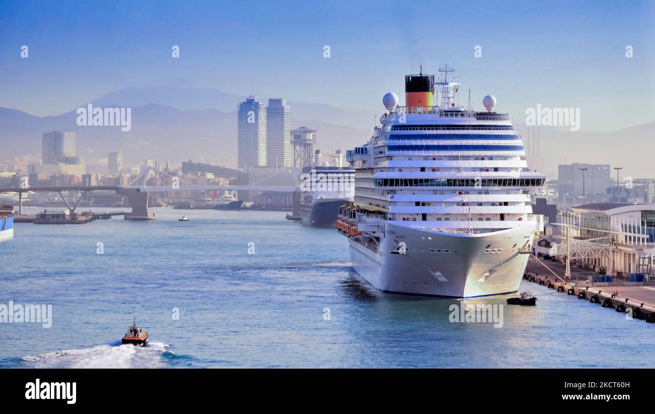 Cruise ship in the port of Barcelona, Spain Stock Photo Alamy