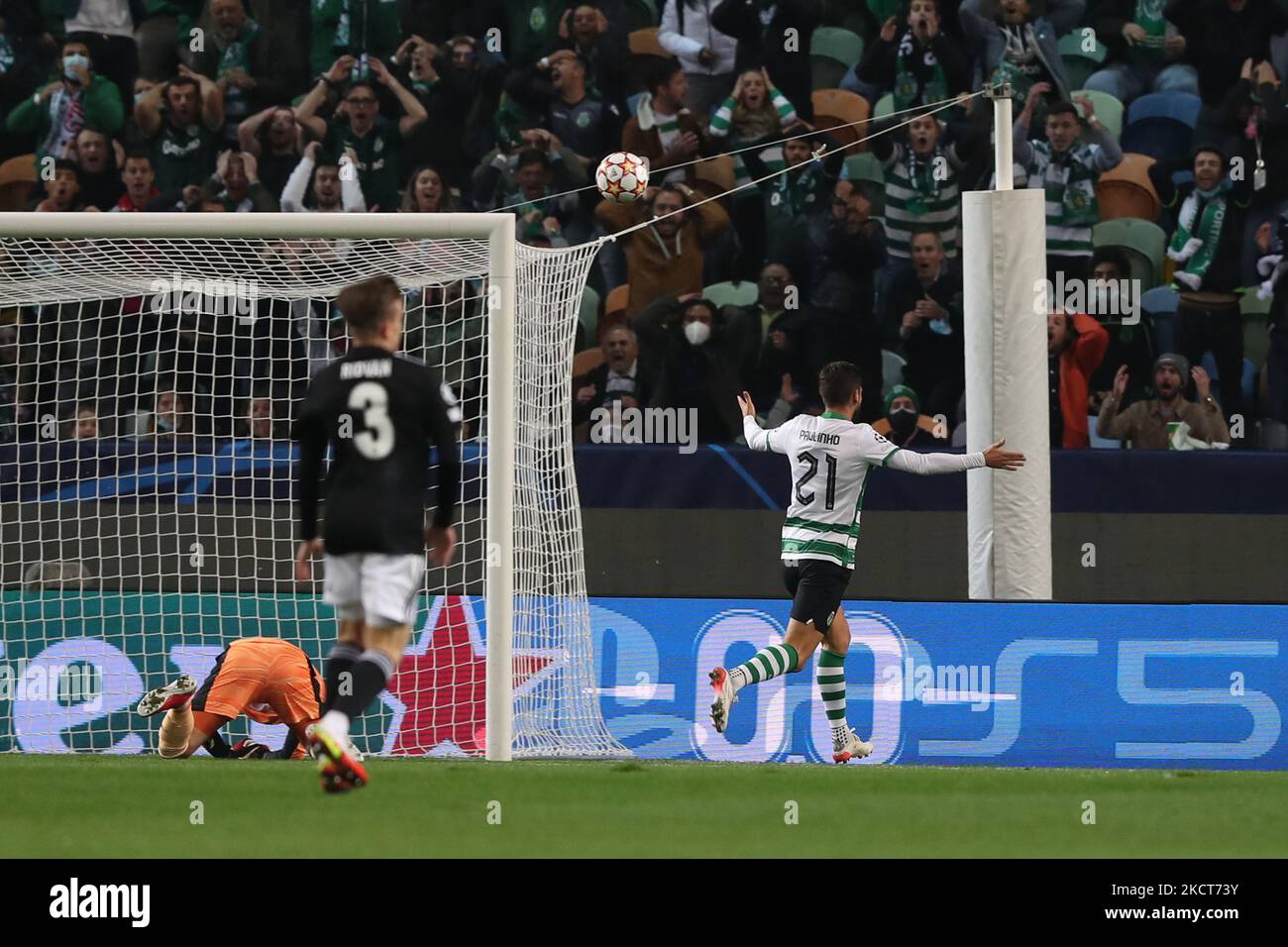 Paulinho of Sporting CP (R ) reacts after missing an opportunity to score during the UEFA Champions League Group C football match between Sporting CP and Besiktas at Alvalade stadium in Lisbon, Portugal, on November 3, 2021. (Photo by Pedro FiÃºza/NurPhoto) Stock Photo