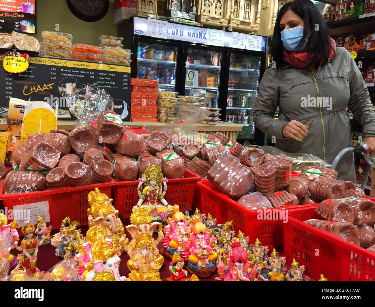Woman looks at diyas (clay lamps) at a crowded shop as last-minute shoppers buy items for the Hindu festival of Diwali in Toronto, Ontario, Canada, on November 03, 2021. (Photo by Creative Touch Imaging Ltd./NurPhoto) Stock Photo