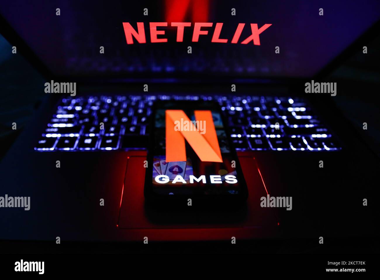 Cross platform play, online gaming concept icon. Server connection, internet  multiplayer idea thin line illustration. Esports, video game competition  Stock Vector Image & Art - Alamy