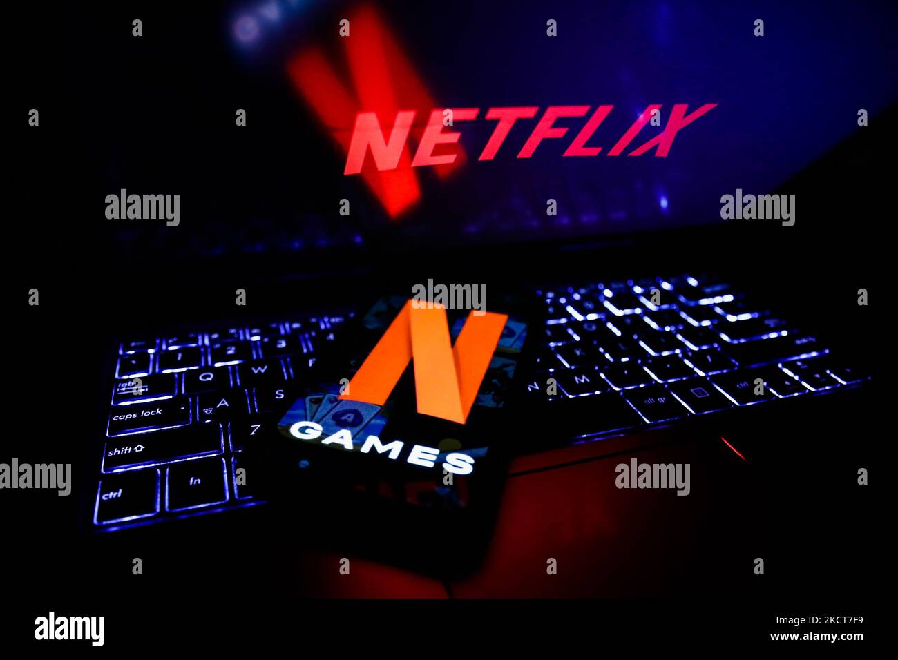 Netflix logo on computer monitor, Netflix-Logo auf Computermonitor