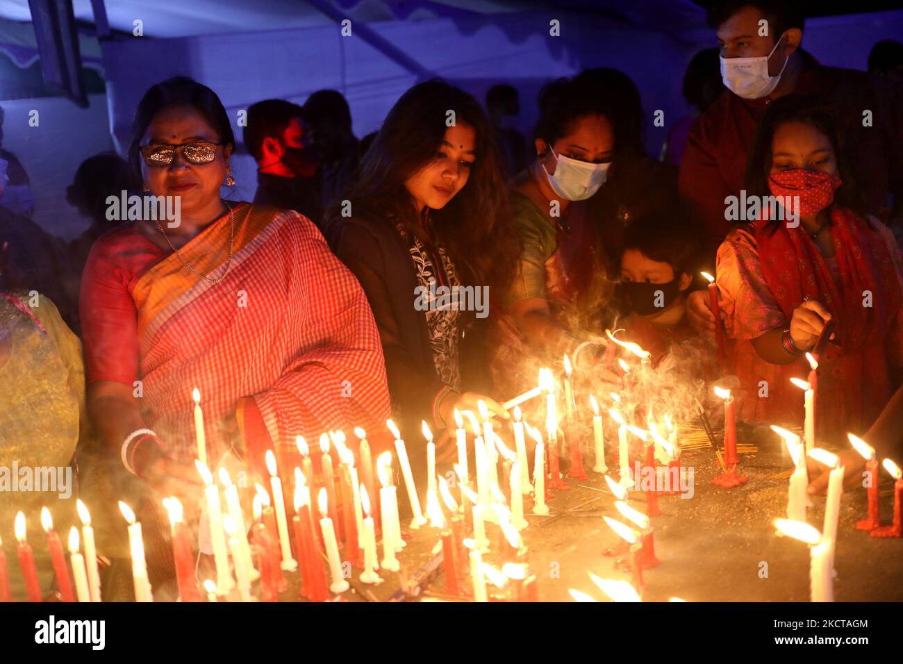 Devotees light up candles as they take part in a festival to celebrate Diwali, the Hindu festival of light at a temple in Dhaka, Bangladesh on November 04, 2021. (Photo by Syed Mahamudur Rahman/NurPhoto) Stock Photo