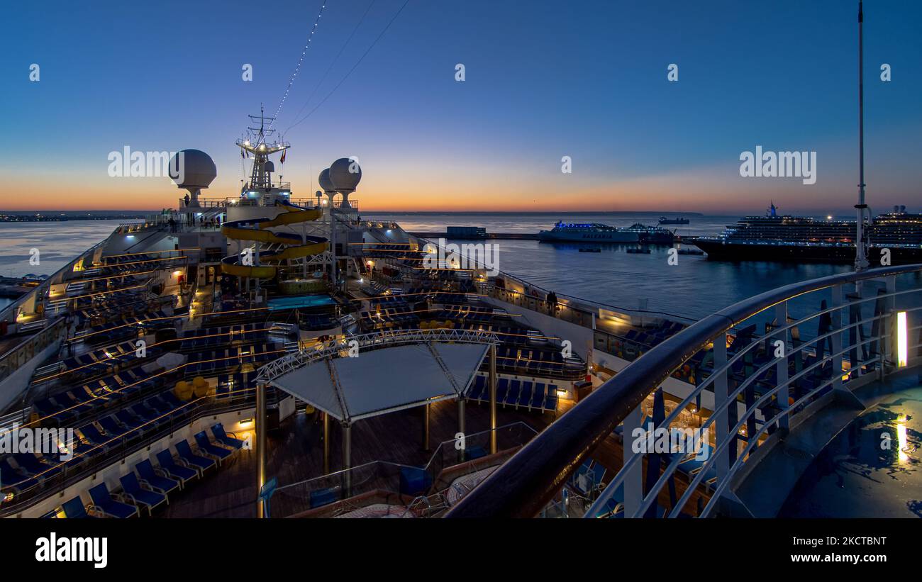 Cruise ship sunset hi-res stock photography and images - Alamy
