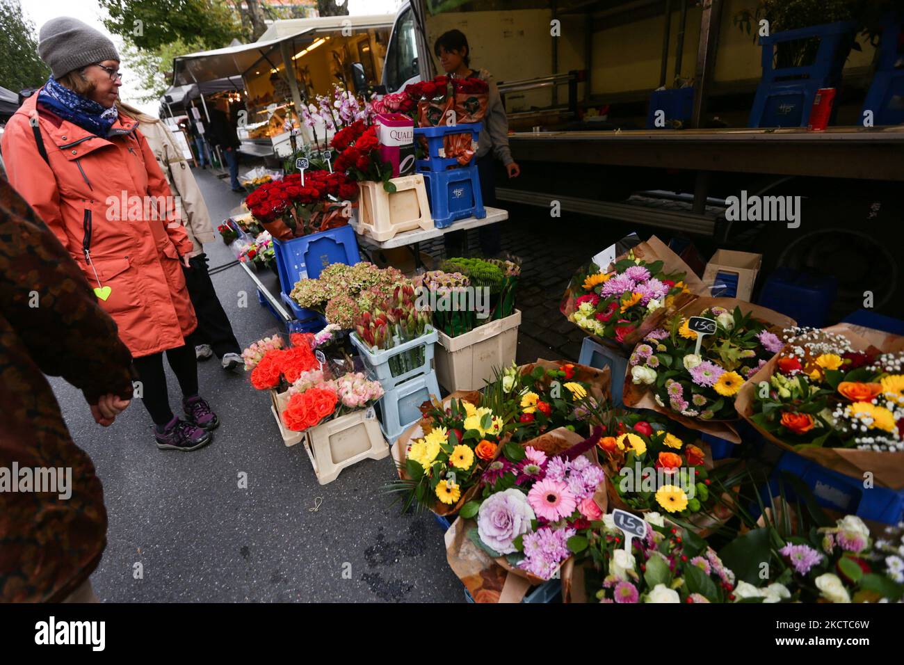 Brussels, Belgium. 4th Nov, 2022. A customer looks at flowers at a