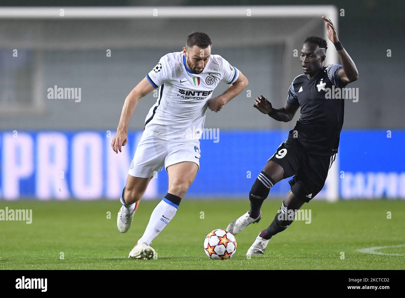 Stefan de Vrij and Adama Traore in action during the UEFA Champions League group D football match between Sheriff and Inter Milan at Sheriff Stadium in Tiraspol on November 3, 2021. (Photo by Alex Nicodim/NurPhoto) Stock Photo