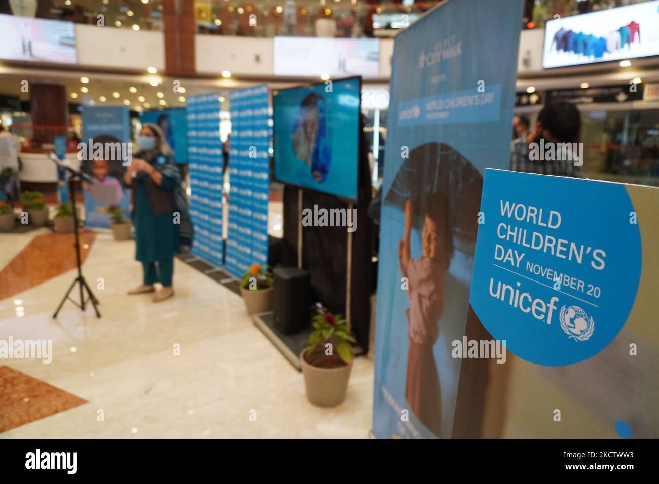 Unveiling symbolic pandemic classroom hires stock photography and