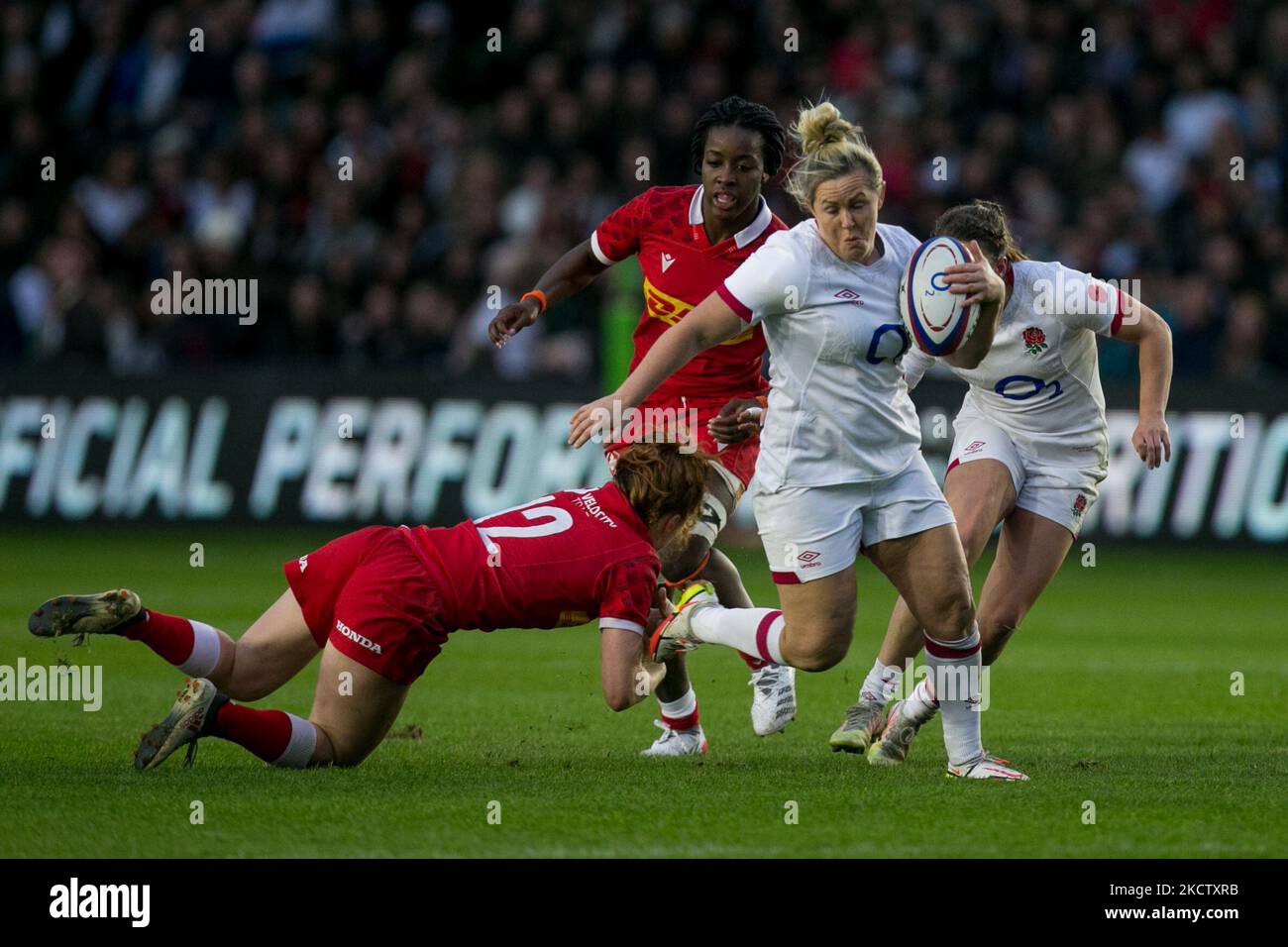 Marlie Packer of England controls the ball during the International match between England and Canada Women at The Stoop, Twickenham on Sunday 14th November 2021. (Photo by Federico Maranesi/MI News/NurPhoto) Stock Photo