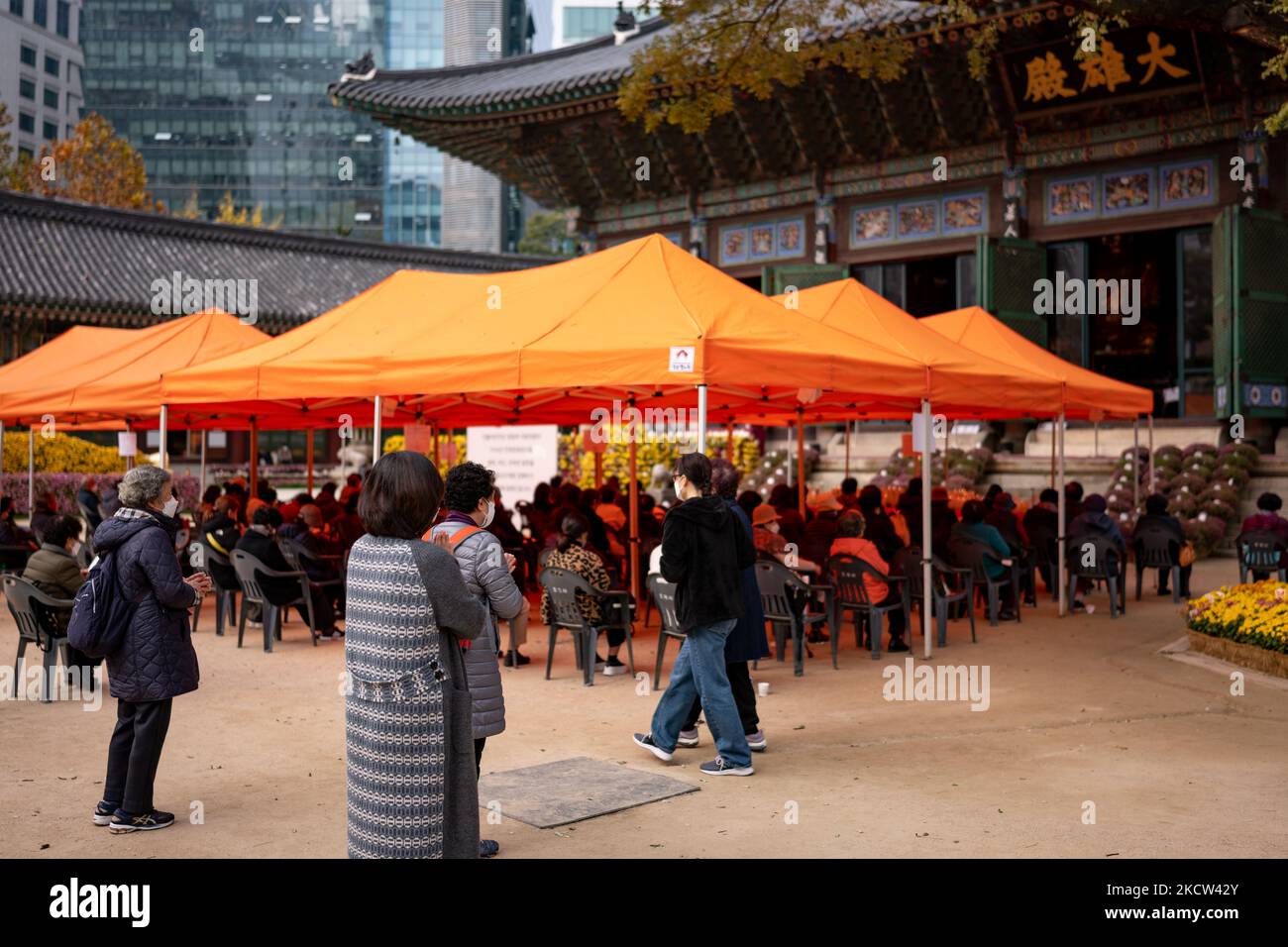 South Koreans pray for their children to get a good result of the College Scholastic Ability Test at Chogey buddhist temple on November 18, 2021 in Seoul, South Korea. The annual College Scholastic Ability Test (CSAT) is the country's most important annual academic test. (Photo by Chris Jung/NurPhoto) Stock Photo