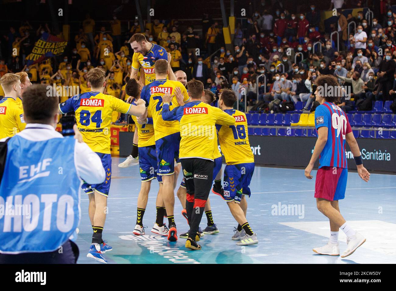 Players of Lomza Vive Kielce during th EHF Champions League match between FC Barcelona and Lomza Vive Kielce at Palau Blaugrana in Barcelona (Photo by DAX Images/NurPhoto) Stock Photo