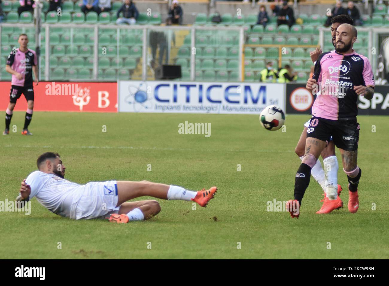 Palermo, Italy. 17th Mar, 2023. Nicola Valente (Palermo) and Fabio Ponsi  (Modena) during Palermo FC vs Modena FC, Italian soccer Serie B match in  Palermo, Italy, March 17 2023 Credit: Independent Photo