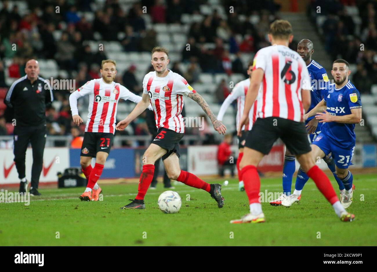 Sunderland's Carl Winchester passes to Sunderland's Callum Doyle during the Sky Bet League 1 match between Sunderland and Ipswich Town at the Stadium Of Light, Sunderland on Saturday 20th November 2021. (Photo by Michael Driver/MI News/NurPhoto) Stock Photo