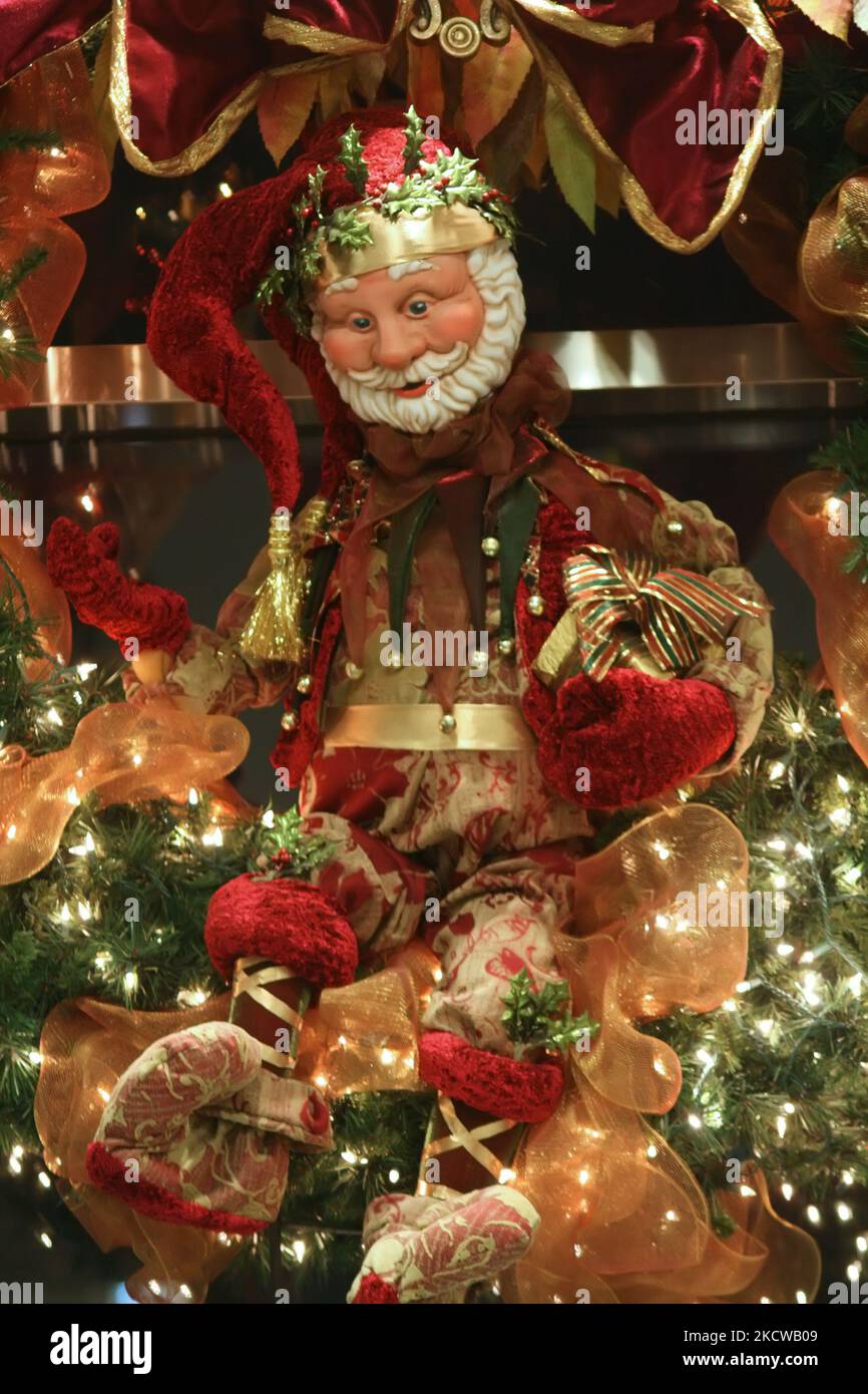 Old fashioned Santa Claus amongst twinkling lights during the Christmas season in Toronto, Ontario, Canada. (Photo by Creative Touch Imaging Ltd./NurPhoto) Stock Photo