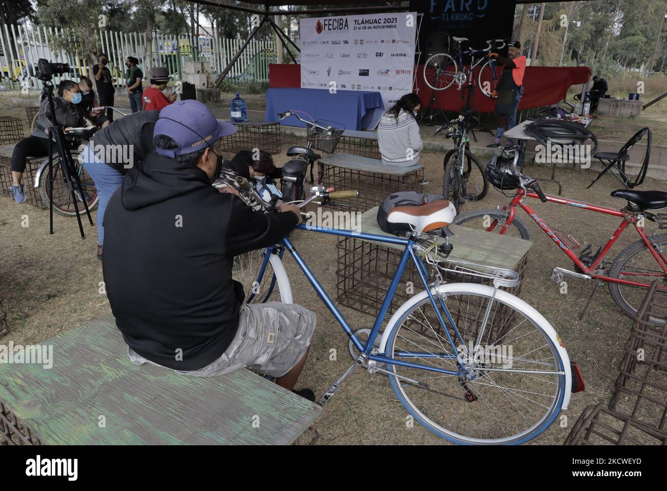 Basic bicycle mechanics hi res stock photography and images Alamy