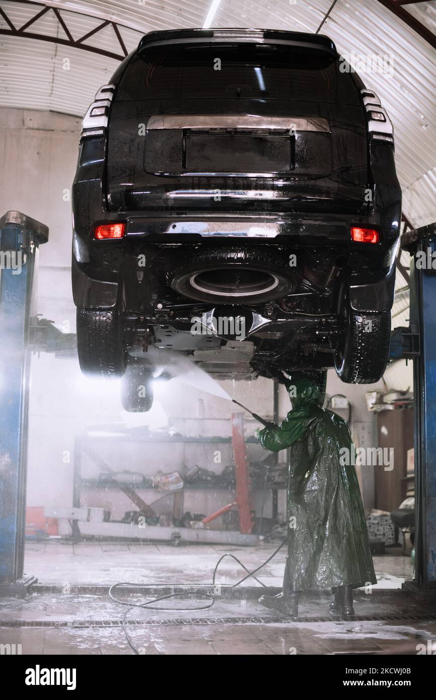 Washing the bottom of a car by a car washer with a shallow depth of