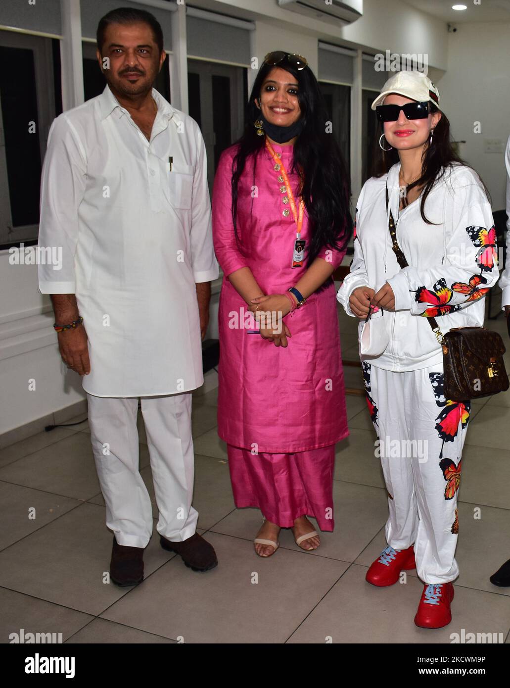 Nagpur, India. 26, Nov 2021. Nagpur, India. 26, Nov 2021. L to R: Sunil Kedar (Maharashtra Cabinet Minister), Dr. Purmia Kedar Chinchmalatpure (Centre Head Zica Nagpur) and Actress Amisha Patel inaugurate Zicon Art Exhibition on November 26, 2021, in Nagpur, India. (Photo by Azhar Khan/NurPhoto) Stock Photo