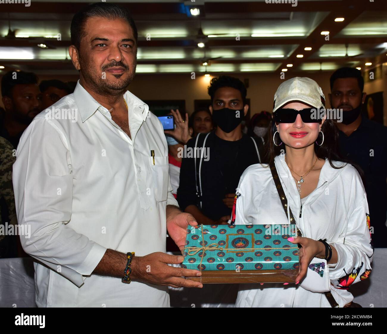 Nagpur, India. 26, Nov 2021. Nagpur, India. 26, Nov 2021. L to R: Sunil Kedar (Maharashtra Cabinet Minister) with Actress Amisha Patel inaugurate Zicon Art Exhibition on November 26, 2021, in Nagpur, India. (Photo by Azhar Khan/NurPhoto) Stock Photo