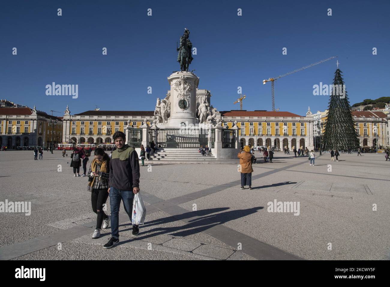 People take walks near PraÃ§a de Comercio, Lisbon. November 26, 2021. Prime Minister AntÃ³nio Costa said that the omicron variant of COVID-19 has not yet been detected in Portugal, but that if it is, 'appropriate measures' will be taken. (Photo by Jorge Mantilla/NurPhoto) Stock Photo