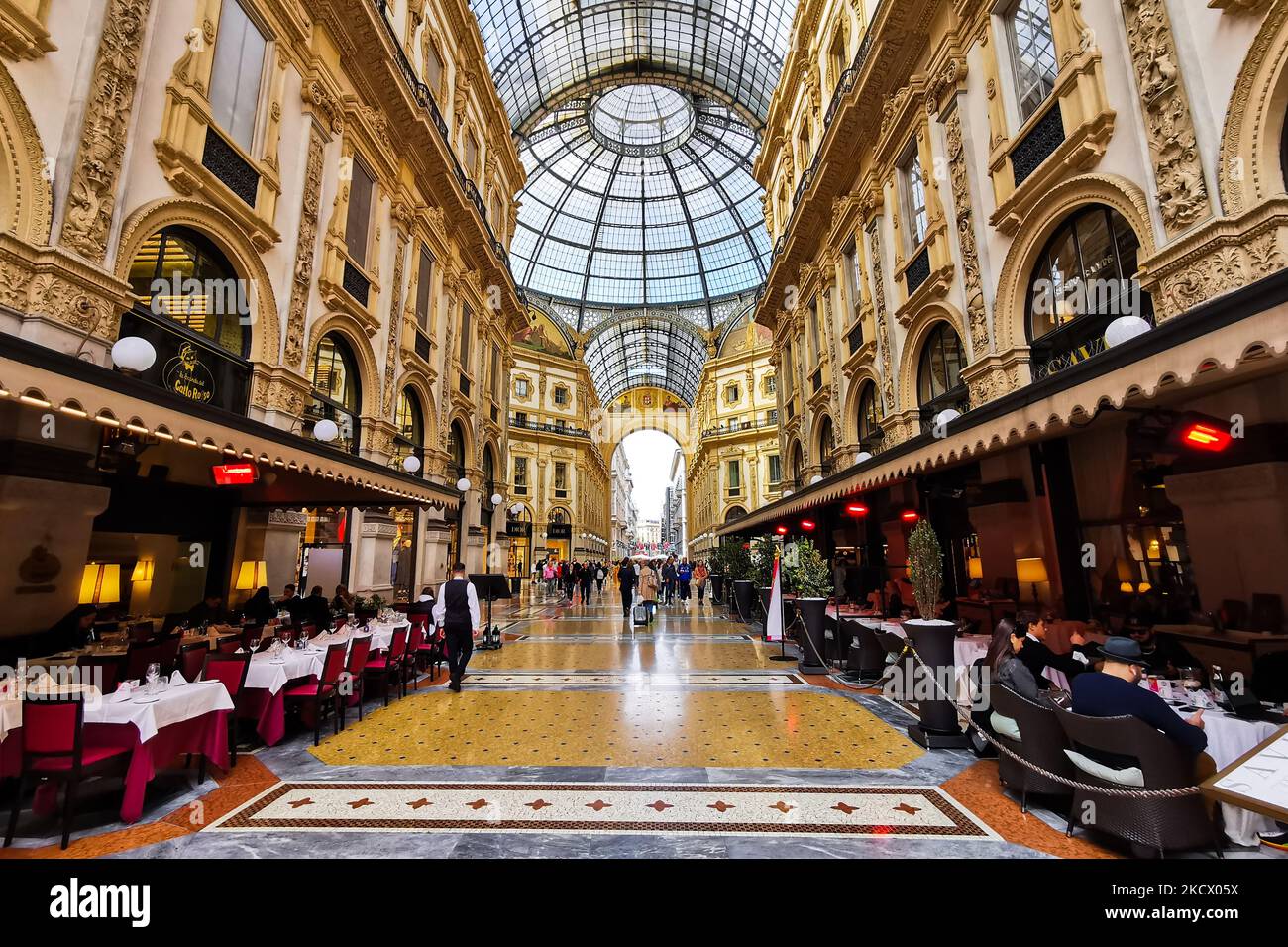 The “Suspended Dinner” in Galleria Vittorio Emanuele II