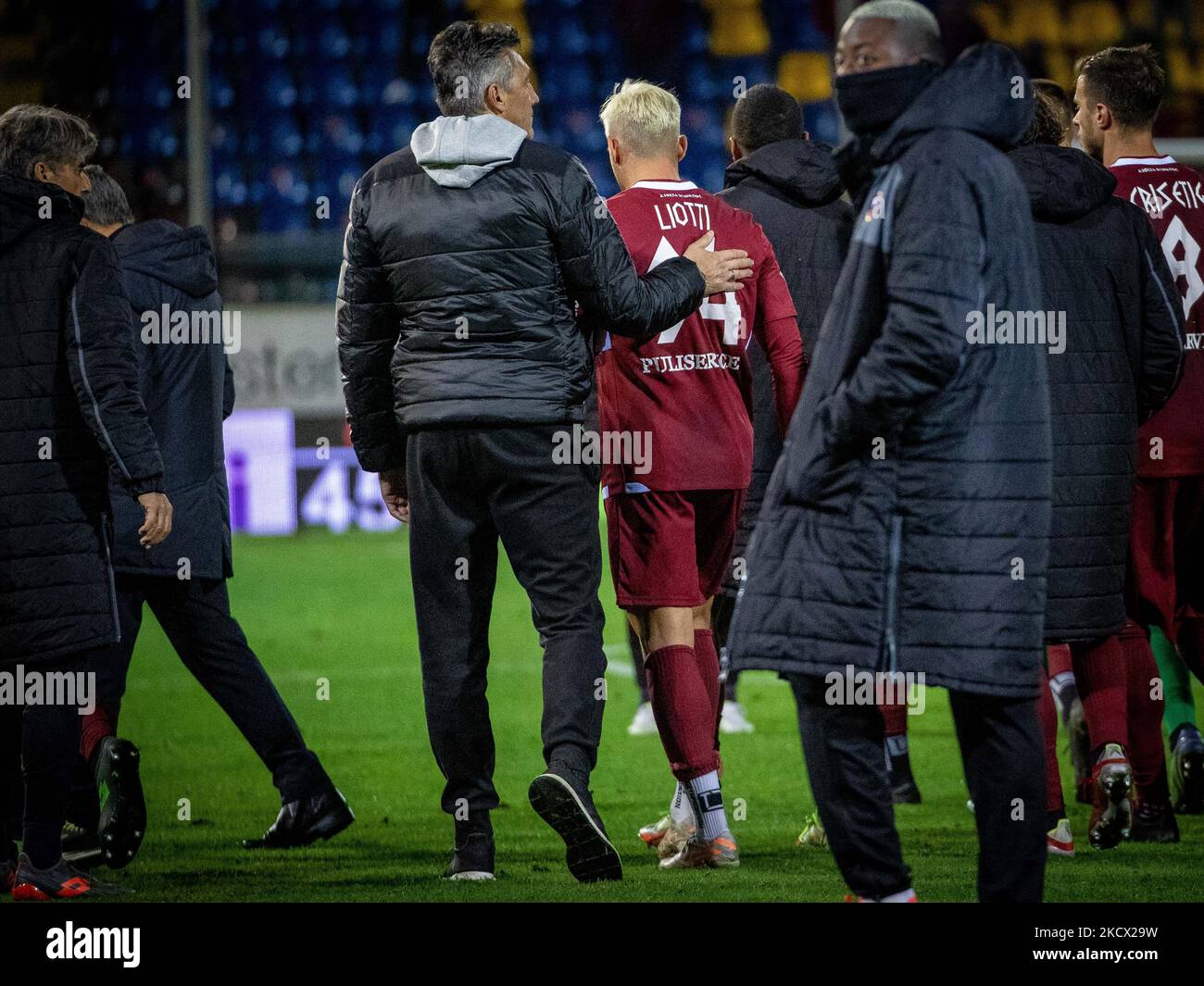 Aglietti Alfredo coach Reggina end Liotti Daniele (Reggina) during the Italian soccer Serie B match Reggina 1914 vs Ascoli Calcio on November 30, 2021 at the Oreste Granillo stadium in Reggio Calabria, Italy (Photo by Valentina Giannettoni/LiveMedia/NurPhoto) Stock Photo