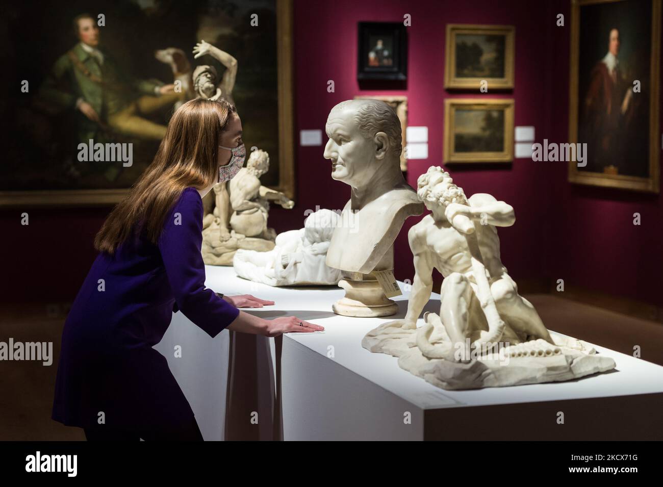 LONDON, UNITED KINGDOM - DECEMBER 03, 2021: A staff member looks at marble bust depicting Roman Emperor Vespasian (Italy, second half of 18 th century), estimate: £5,000-8,000, during a photo call presenting the highlighs from Classic Week online sales at Christie's auction house on December 03, 2021 in London, England. (Photo by WIktor Szymanowicz/NurPhoto) Stock Photo