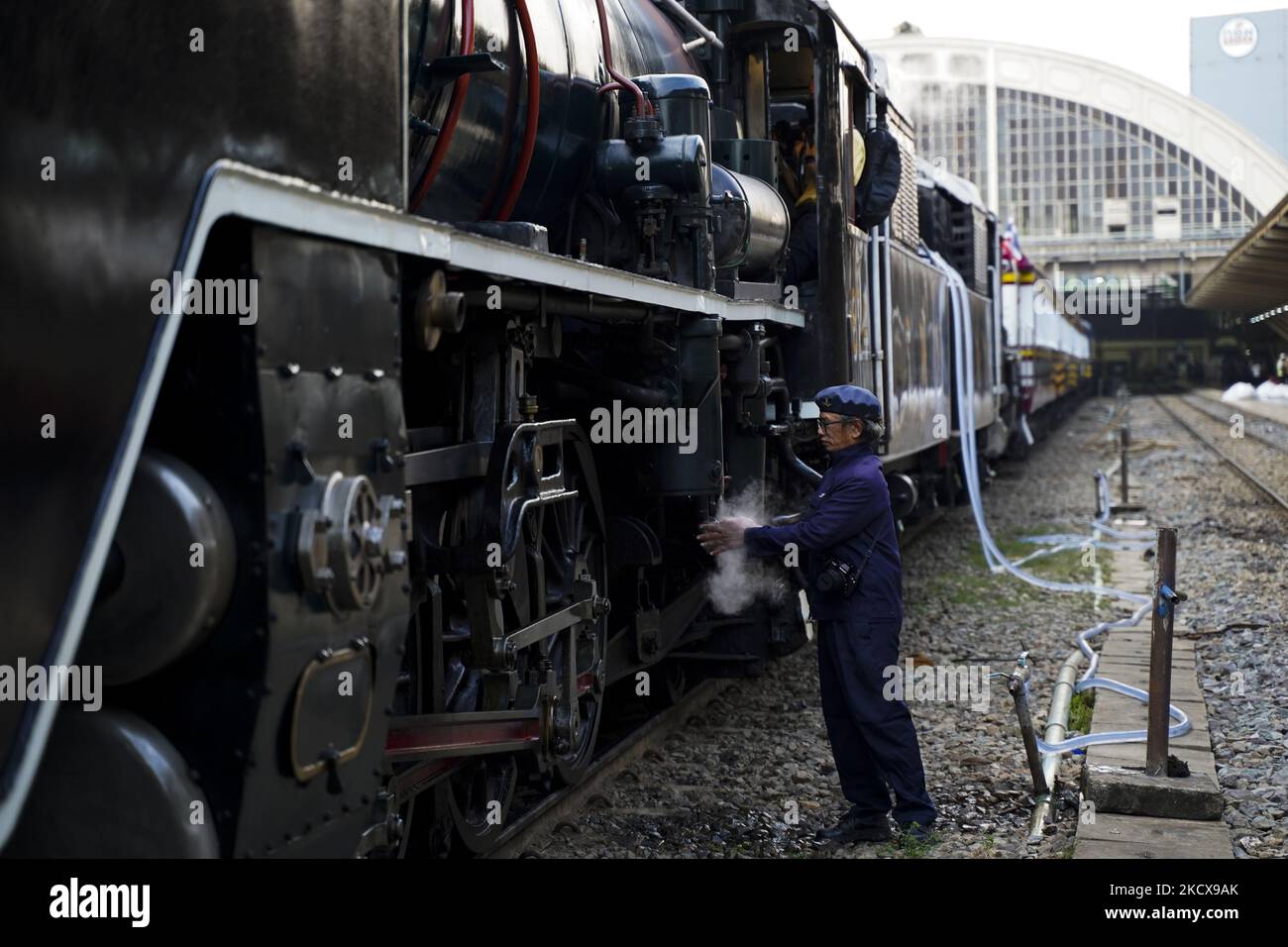 Railway staff inspects a steam locomotive before it leaves Bangkok Railway Station for a trip to mark the birthday of Thailand's late king Bhumibol Adulyadej in Bangkok, Thailand, 05 December 2021. (Photo by Anusak Laowilas/NurPhoto) Stock Photo